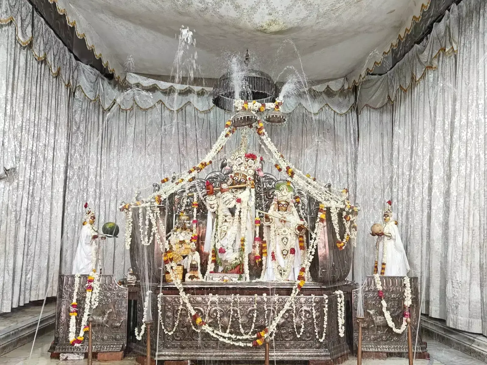 Jaipur: निर्जला एकादशी पर गोविंददेवजी मंदिर में उमड़ेगी आस्था, किए गए विशेष प्रबंध Jaipur: निर्जला एकादशी पर गोविंददेवजी मंदिर में उमड़ेगी आस्था, किए गए विशेष प्रबंध