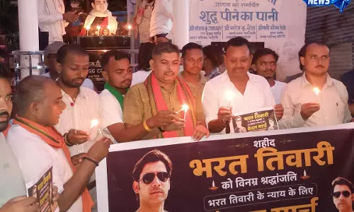 भारत तिवारी को न्याय दिलाने की मांग में पटना में निकला कैंडल मार्च, बड़ी संख्या में लोग शामिल भारत तिवारी को न्याय दिलाने की मांग में पटना में निकला कैंडल मार्च, बड़ी संख्या में लोग शामिल