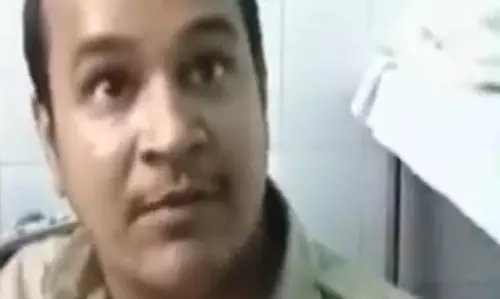 DJ बंद कराने पर उग्र हुए लोग, थाना प्रभारी और जवानों को पीटा DJ बंद कराने पर उग्र हुए लोग, थाना प्रभारी और जवानों को पीटा