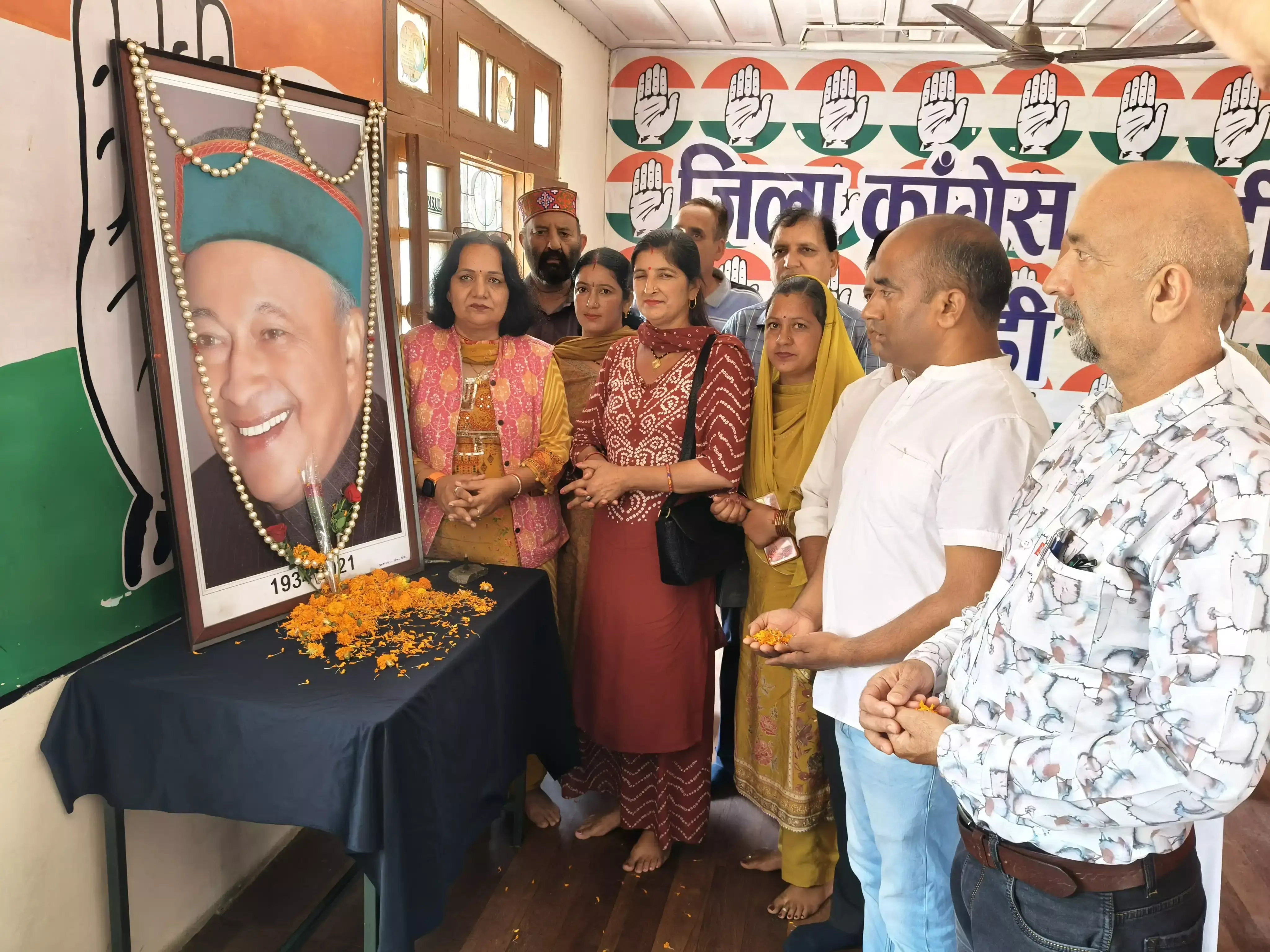 Mandi: कांग्रेस कार्यकर्ताओं ने पूर्व मुख्यमंत्री वीरभद्र सिंह को दी श्रद्धांजलि-समान श्रद्धा Mandi: कांग्रेस कार्यकर्ताओं ने पूर्व मुख्यमंत्री वीरभद्र सिंह को दी श्रद्धांजलि-समान श्रद्धा