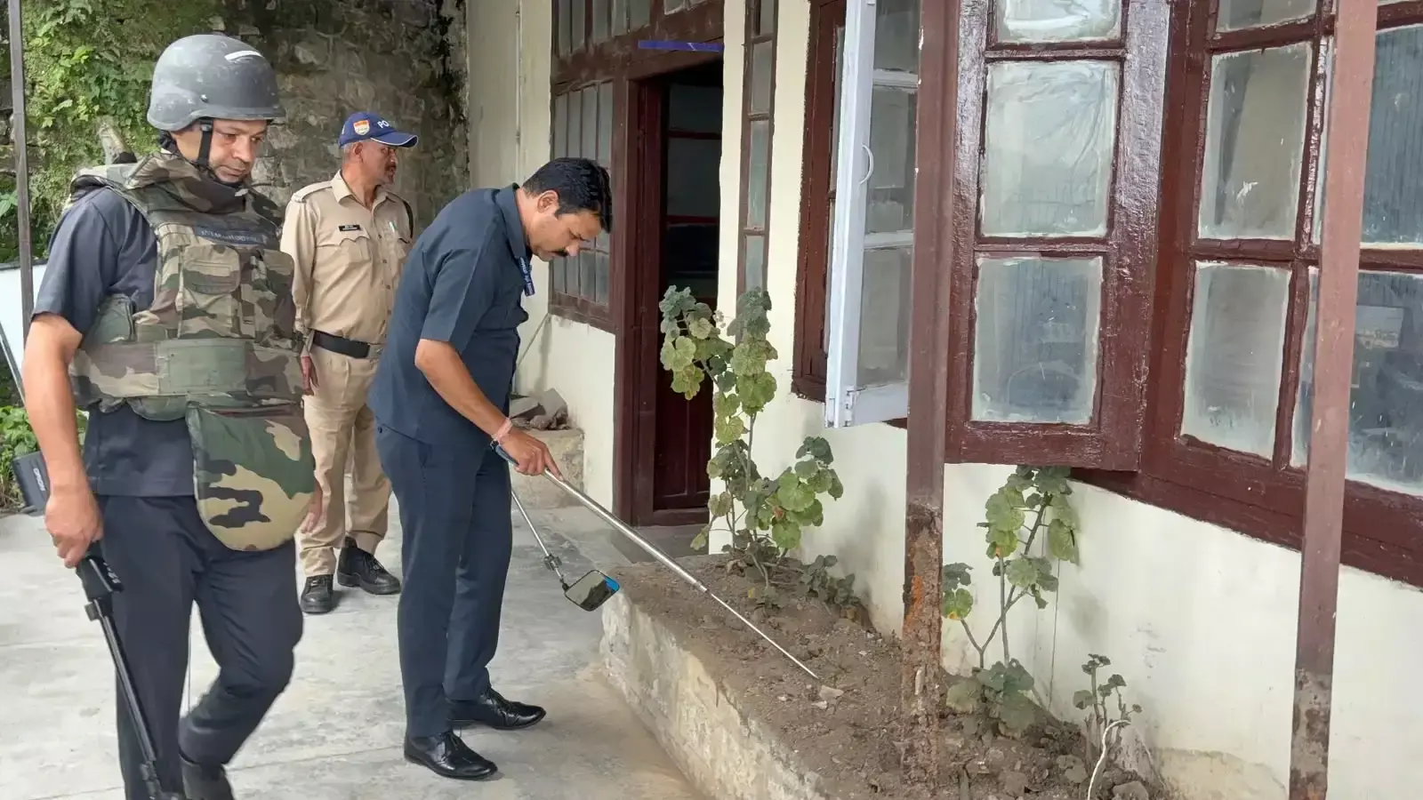 Dehradun: मसूरी नगर पालिका को मिली धमकी, इमारत को कराया गया खाली Dehradun: मसूरी नगर पालिका को मिली धमकी, इमारत को कराया गया खाली