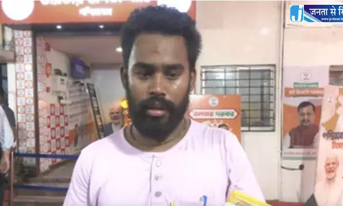 बेटे का लिवर खराब, 20 लाख इलाज का खर्च, CM के पास मदद मांगने पहुंचा पिता बेटे का लिवर खराब, 20 लाख इलाज का खर्च, CM के पास मदद मांगने पहुंचा पिता