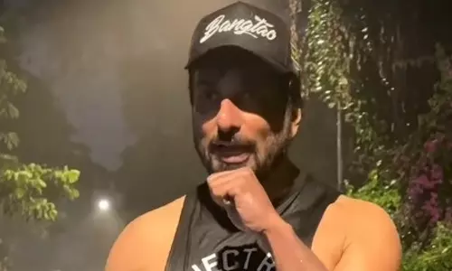Sonu Sood ने मुंबई की पहली बारिश का मजा लेते हुए अपने बचपन की यादें ताजा की Sonu Sood ने मुंबई की पहली बारिश का मजा लेते हुए अपने बचपन की यादें ताजा की
