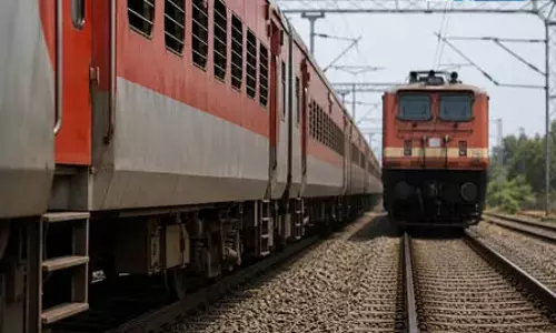 चलती ट्रेन में दरवाजा बंद करने को लेकर विवाद, यात्री की हत्या