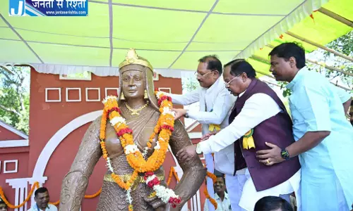 CM साय ने रायपुर में वीरांगना रानी दुर्गावती की प्रतिमा पर किया माल्यार्पण