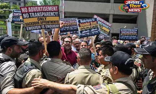 Srinagar PDP ने सरकारी भर्तियों में अनियमितताओं पर विरोध जताया Srinagar PDP ने सरकारी भर्तियों में अनियमितताओं पर विरोध जताया
