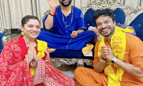 बागेश्वर बाबा के दरबार में पहुंचे अंकिता और विक्की जैन, लिया आशीर्वाद