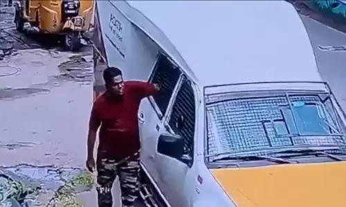 Hyderabad में ATM कैश वैन का ड्राइवर 17 लाख रुपये लेकर भागा Hyderabad में ATM कैश वैन का ड्राइवर 17 लाख रुपये लेकर भागा
