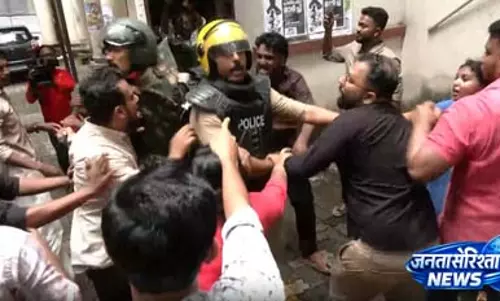 केरल में सड़क पर उतरे लेफ्ट छात्र संगठन, यूडीएफ सरकार के खिलाफ खोला मोर्चा केरल में सड़क पर उतरे लेफ्ट छात्र संगठन, यूडीएफ सरकार के खिलाफ खोला मोर्चा