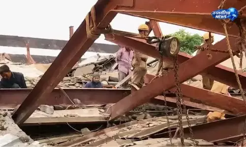 ताराताला हादसा: अचानक गिरा गोदाम, कई लोग फंसे ताराताला हादसा: अचानक गिरा गोदाम, कई लोग फंसे