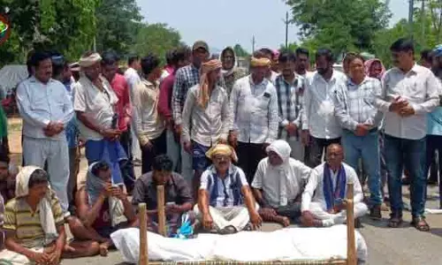 Nuapada में किसान की मौत के बाद हाईवे जाम Nuapada में किसान की मौत के बाद हाईवे जाम