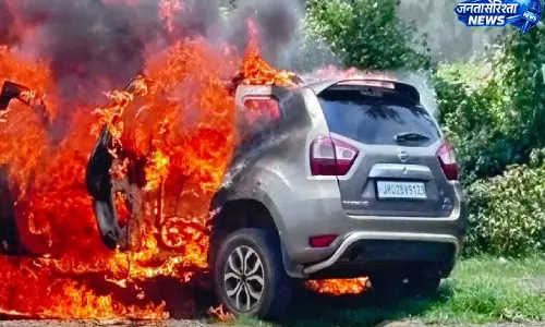 टोल प्लाजा के पास चलती कार धू-धूकर जली टोल प्लाजा के पास चलती कार धू-धूकर जली