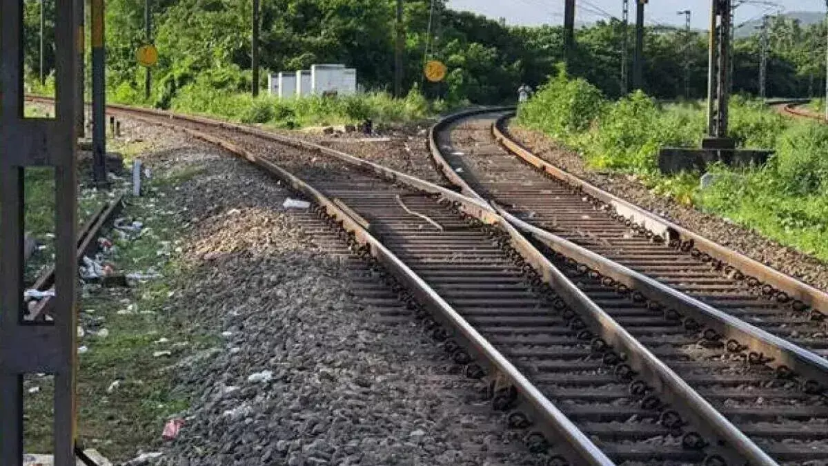 kerala: कोच्चि के हाई-सिक्योरिटी जोन में रेलवे ट्रैक चोरी होने का मामला सामने आया kerala: कोच्चि के हाई-सिक्योरिटी जोन में रेलवे ट्रैक चोरी होने का मामला सामने आया
