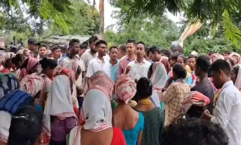 Assam: नामटोला चाय बागान में एक मज़दूर की मौत के बाद विरोध-प्रदर्शन शुरू Assam: नामटोला चाय बागान में एक मज़दूर की मौत के बाद विरोध-प्रदर्शन शुरू
