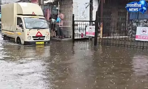 भारी बारिश से कई इलाकों में जलभराव, BMC ने 7,000 कर्मचारियों को तैनात किया भारी बारिश से कई इलाकों में जलभराव, BMC ने 7,000 कर्मचारियों को तैनात किया