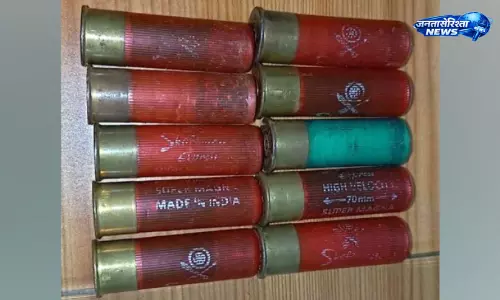Kerala : घर में अवैध हथियार रखने के मामले में 10 राउंड कारतूस बरामद Kerala : घर में अवैध हथियार रखने के मामले में 10 राउंड कारतूस बरामद