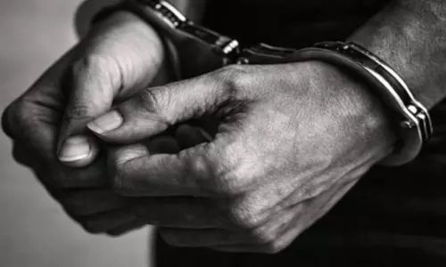 ACB की कार्रवाई, तेलंगाना आबकारी अधिकारी गिरफ्तार ACB की कार्रवाई, तेलंगाना आबकारी अधिकारी गिरफ्तार
