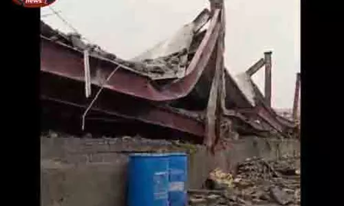 पश्चिम Kolkata हादसा, कई लोग फंसे होने की आशंका पश्चिम Kolkata हादसा, कई लोग फंसे होने की आशंका