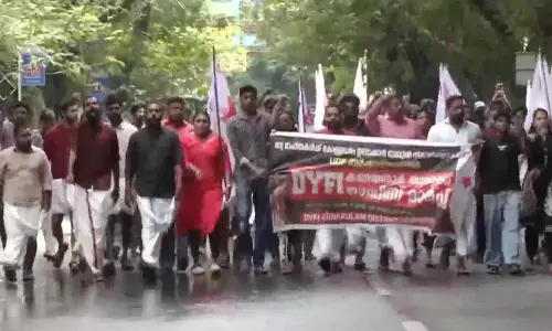कोच्चि में DYFI का विरोध प्रदर्शन, UDF सरकार की नई शराब कर नीति के खिलाफ नारेबाजी कोच्चि में DYFI का विरोध प्रदर्शन, UDF सरकार की नई शराब कर नीति के खिलाफ नारेबाजी
