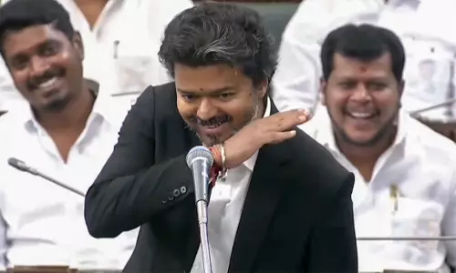 CM Vijay: TVK सरकार केंद्र से संबंध बनाए रखते हुए करेगी राज्य हित की रक्षा CM Vijay: TVK सरकार केंद्र से संबंध बनाए रखते हुए करेगी राज्य हित की रक्षा