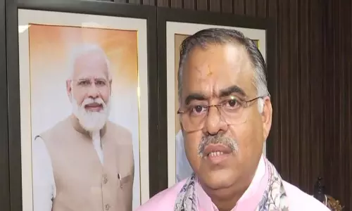 बारिश के बाद जलभराव का निरीक्षण, Mumbai मेयर रितु तावड़े ने मौके पर पहुंचकर लिया जायजा बारिश के बाद जलभराव का निरीक्षण, Mumbai मेयर रितु तावड़े ने मौके पर पहुंचकर लिया जायजा