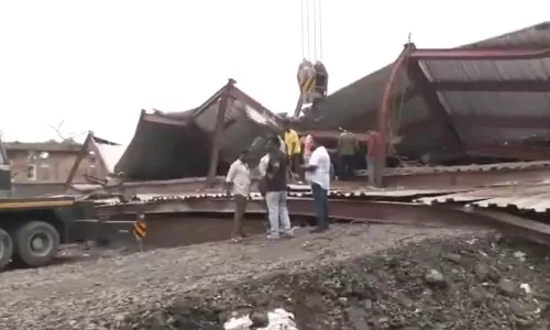 West Bengal: तारातला में गोदाम का शेड गिरा, बचाव कार्य जारी West Bengal: तारातला में गोदाम का शेड गिरा, बचाव कार्य जारी