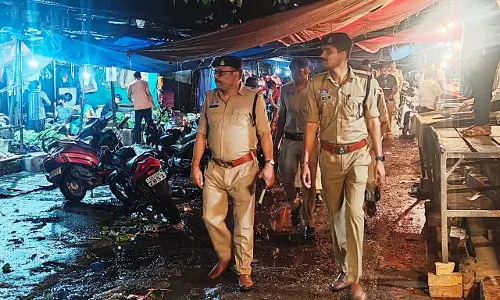 पुलिस का फुट पेट्रोलिंग : अड्डेबाजी शराबखोरी और झगड़ा-विवाद करने वालों को दी गई सख्त चेतावनी