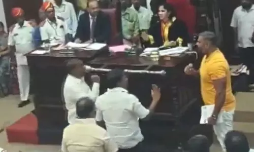 चेन्नई कॉरपोरेशन बैठक में भारी हंगामा, AIADMK और DMK पार्षदों के बीच तीखी बहस चेन्नई कॉरपोरेशन बैठक में भारी हंगामा, AIADMK और DMK पार्षदों के बीच तीखी बहस
