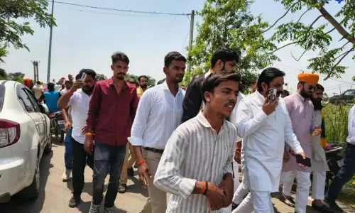 Bharat Tiwari Case: कई राज्यों से पहुंचे हजारों समर्थक Bharat Tiwari Case: कई राज्यों से पहुंचे हजारों समर्थक