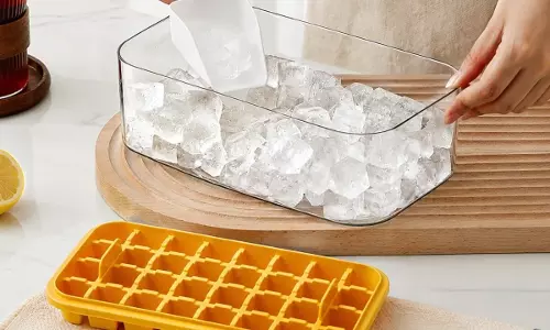 कम समय में ice cubes तैयार करने के लिए अपनाएं ये 3 tricks कम समय में ice cubes तैयार करने के लिए अपनाएं ये 3 tricks