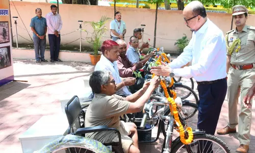 राज्यपाल डेका ने दिव्यांग पुनर्वास केंद्र माना कैंप का किया अवलोकन राज्यपाल डेका ने दिव्यांग पुनर्वास केंद्र माना कैंप का किया अवलोकन
