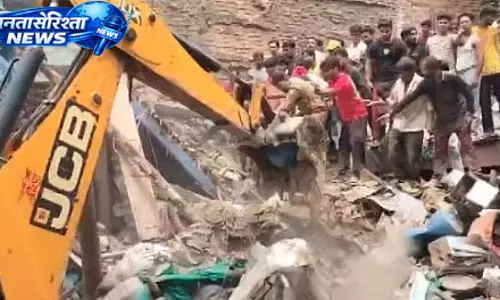 Ujjain : 50 साल पुराना दो मंज़िला मकान ढहा, 12 वर्षीय बालक की मौत, 8 लोग सुरक्षित बचाए गए Ujjain : 50 साल पुराना दो मंज़िला मकान ढहा, 12 वर्षीय बालक की मौत, 8 लोग सुरक्षित बचाए गए