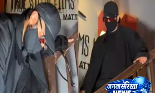 पैप्स से दूरी बनाते दिखे Ranveer Singh पैप्स से दूरी बनाते दिखे Ranveer Singh