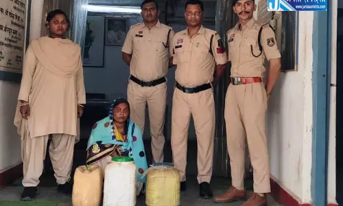 ठेले में देशी-अंग्रेजी शराब बेच रही महिला गिरफ्तार, पुलिस की बैक-टू-बैक कार्रवाई जारी