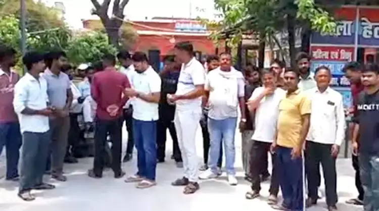 Haridwar: पूर्व विधायक चैंपियन पर अभद्रता का आरोप, भीम आर्मी पहुंची पुलिस के पास Haridwar: पूर्व विधायक चैंपियन पर अभद्रता का आरोप, भीम आर्मी पहुंची पुलिस के पास