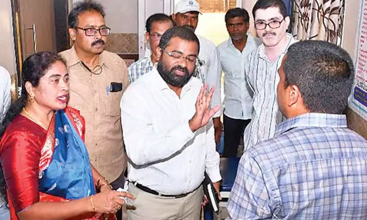 Andhra: पोगथोता में बिना मंज़ूरी वाले प्राइवेट अस्पतालों की जांच हो रही है Andhra: पोगथोता में बिना मंज़ूरी वाले प्राइवेट अस्पतालों की जांच हो रही है
