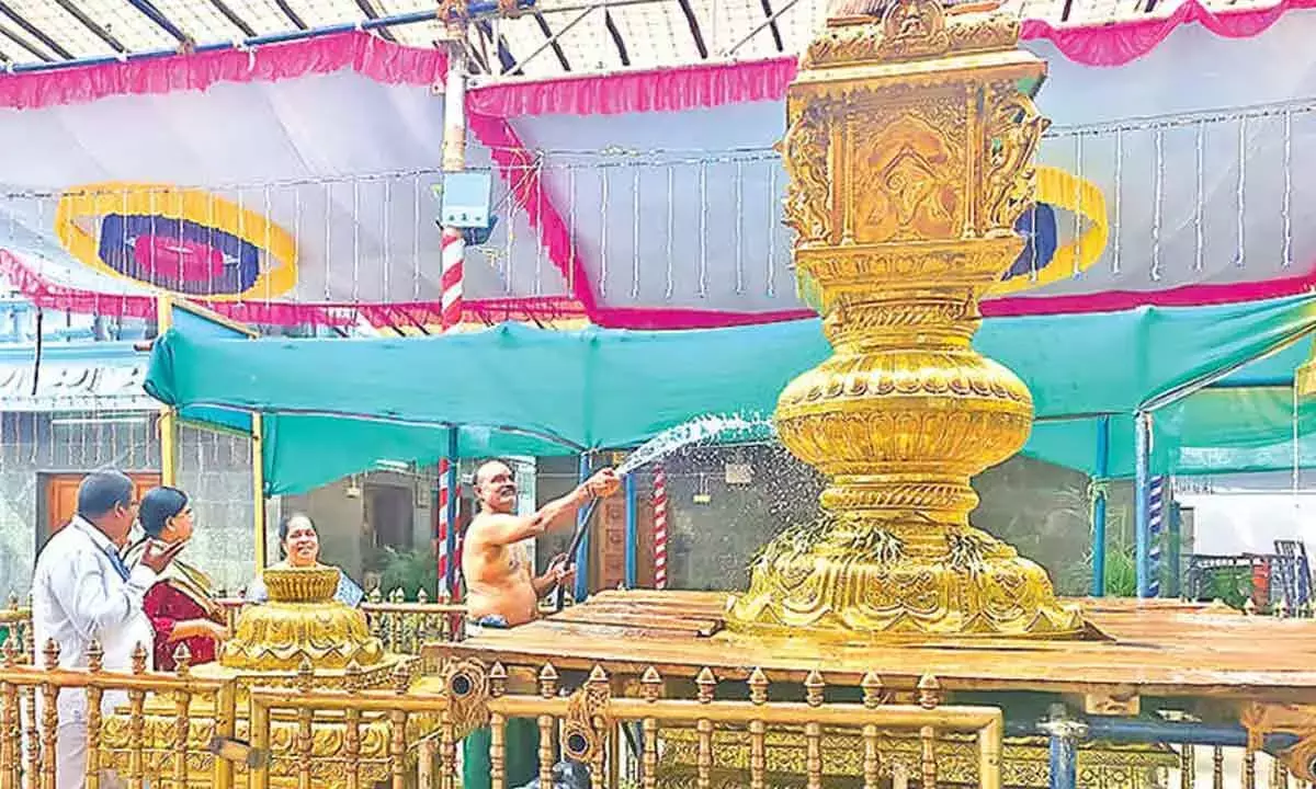 ब्रह्मोत्सवम से पहले अप्पलयगुंटा मंदिर में कोइल अलवार तिरुमंजनम का आयोजन किया गया ब्रह्मोत्सवम से पहले अप्पलयगुंटा मंदिर में कोइल अलवार तिरुमंजनम का आयोजन किया गया