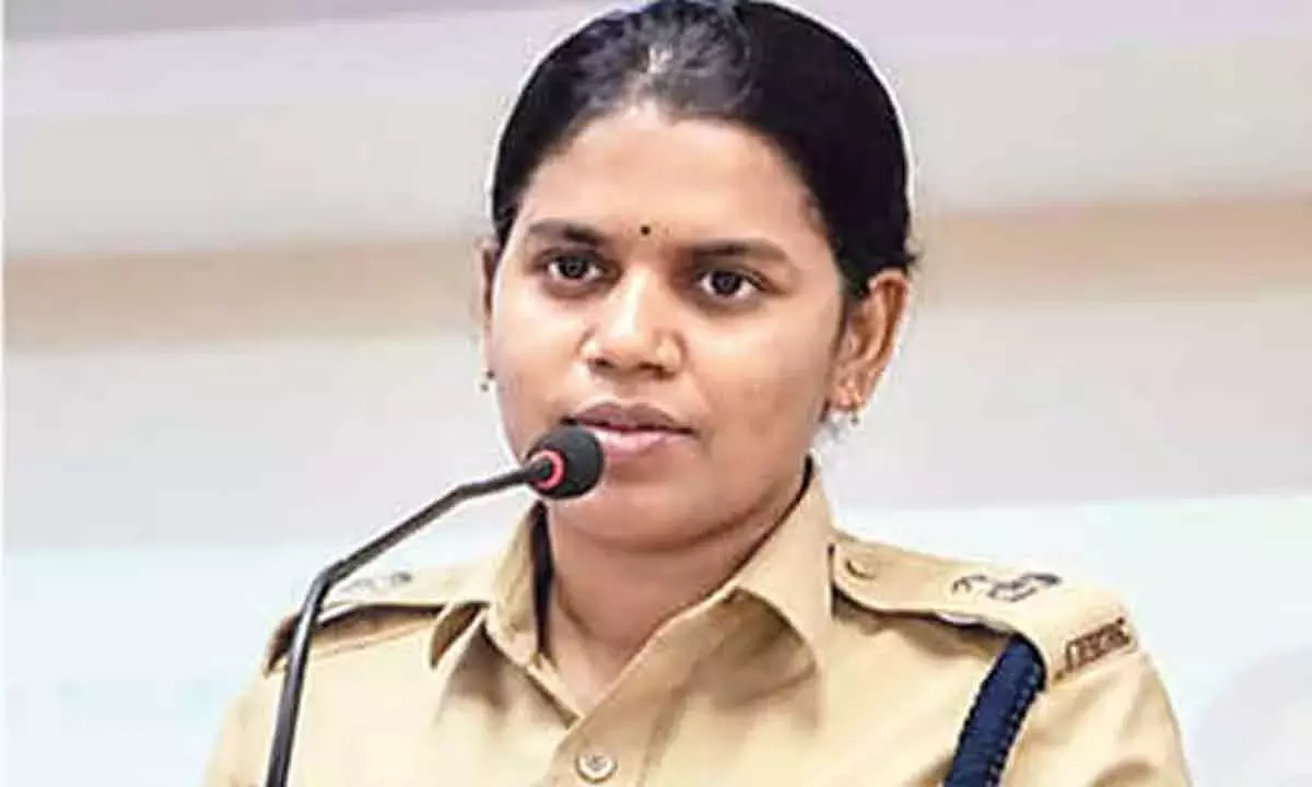 Andhra: पुलिस ने युवाओं को डिजिटल अरेस्ट, लोन ऐप के जाल और सोशल मीडिया के खतरों से आगाह किया Andhra: पुलिस ने युवाओं को डिजिटल अरेस्ट, लोन ऐप के जाल और सोशल मीडिया के खतरों से आगाह किया