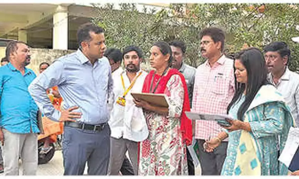 Andhra: कलेक्टर ने वोटर लिस्ट अपडेट्स का जायज़ा लेने के लिए ज़मीनी स्तर पर निरीक्षण किया Andhra: कलेक्टर ने वोटर लिस्ट अपडेट्स का जायज़ा लेने के लिए ज़मीनी स्तर पर निरीक्षण किया