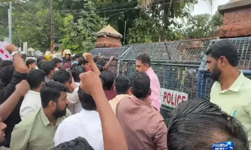 केरल: DYFI का कन्नूर कलेक्टरेट पर प्रदर्शन, UDF की नीतियों पर हमला केरल: DYFI का कन्नूर कलेक्टरेट पर प्रदर्शन, UDF की नीतियों पर हमला