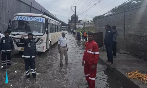 Hyderabad के पास अमीनपुर में भारी बारिश से कुछ कॉलोनियां जलमग्न हो गई Hyderabad के पास अमीनपुर में भारी बारिश से कुछ कॉलोनियां जलमग्न हो गई