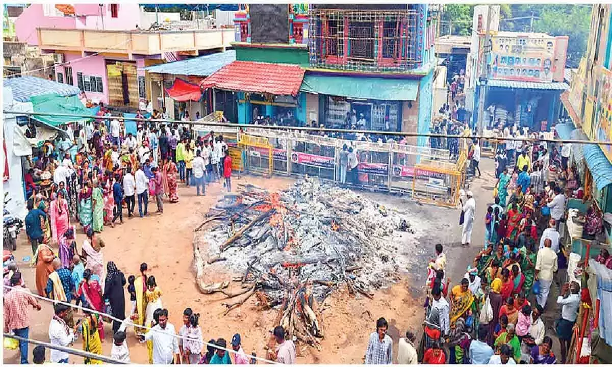 Andhra: गुगुडु ब्रह्मोत्सव और मुहर्रम के लिए कड़ी सुरक्षा योजना तैयार है Andhra: गुगुडु ब्रह्मोत्सव और मुहर्रम के लिए कड़ी सुरक्षा योजना तैयार है