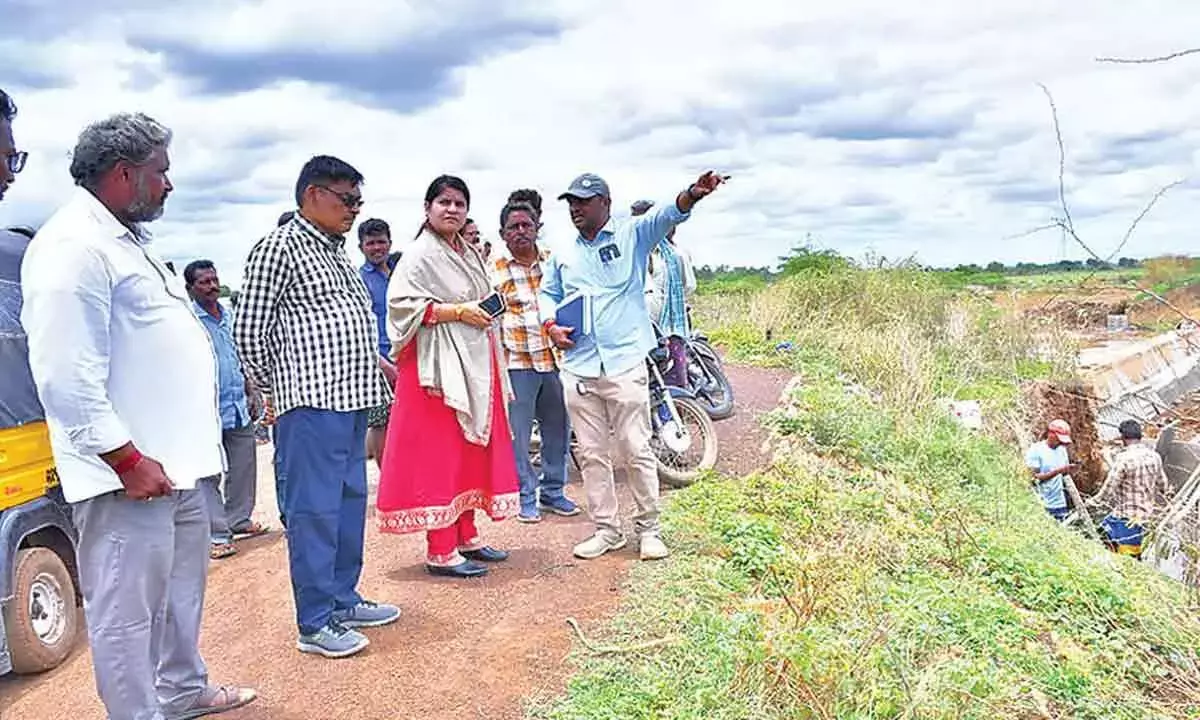 Collector ने जलधारा-जलहारथी कार्यों का निरीक्षण किया, गुणवत्ता और समय पर पूरा करने पर ज़ोर दिया Collector ने जलधारा-जलहारथी कार्यों का निरीक्षण किया, गुणवत्ता और समय पर पूरा करने पर ज़ोर दिया