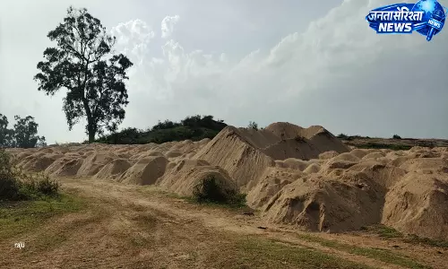 अवैध रेत उत्खनन पर जिला प्रशासन की बड़ी कार्रवाई, 200 ट्रैक्टर-ट्रॉली रेत जब्त अवैध रेत उत्खनन पर जिला प्रशासन की बड़ी कार्रवाई, 200 ट्रैक्टर-ट्रॉली रेत जब्त