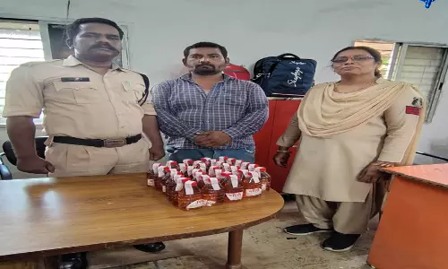 टिकरापारा पुलिस की बड़ी कार्रवाई, अवैध शराब के साथ आरोपी गिरफ्तार टिकरापारा पुलिस की बड़ी कार्रवाई, अवैध शराब के साथ आरोपी गिरफ्तार