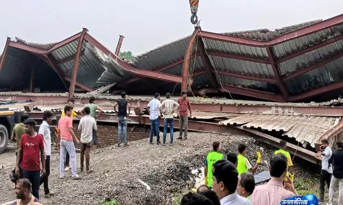 Kolkata ताराताला हादसा: मलबे में दबे कई मजदूर, रेस्क्यू ऑपरेशन जारी Kolkata ताराताला हादसा: मलबे में दबे कई मजदूर, रेस्क्यू ऑपरेशन जारी