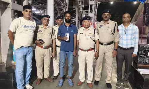 GRP बिलासपुर की कार्रवाई, ट्रेन में मोबाइल चोरी करने वाला आरोपी गिरफ्तार GRP बिलासपुर की कार्रवाई, ट्रेन में मोबाइल चोरी करने वाला आरोपी गिरफ्तार