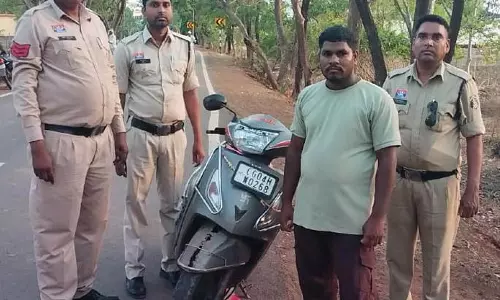 धमतरी पुलिस की बड़ी कार्रवाई, 100 पौवा देशी शराब और स्कूटी सहित आरोपी गिरफ्तार धमतरी पुलिस की बड़ी कार्रवाई, 100 पौवा देशी शराब और स्कूटी सहित आरोपी गिरफ्तार