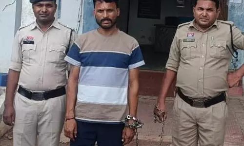 CG: दुष्कर्म के मामले में फरार आरोपी गिरफ्तार CG: दुष्कर्म के मामले में फरार आरोपी गिरफ्तार