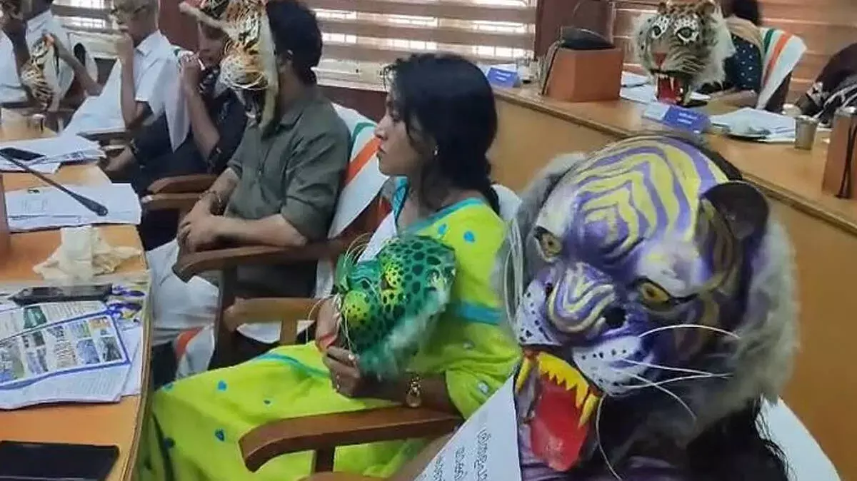 kerala में विरोध तेज, LDF पार्षदों ने मुखौटे पहनकर जताई नाराजगी kerala में विरोध तेज, LDF पार्षदों ने मुखौटे पहनकर जताई नाराजगी